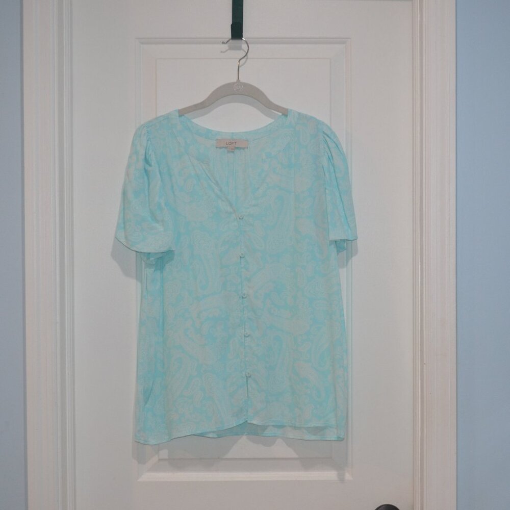 Pre owned Loft top color blue with white floral printed pattern size medium